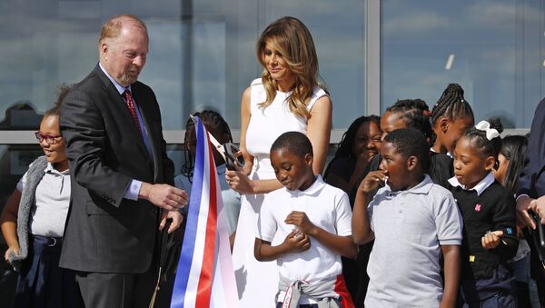 Melania Trump participe au coupé du ruban à l'inauguration du Washington Monument - Sputnik Afrique
