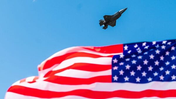 Un F-35 et le drapeau américain - Sputnik Afrique