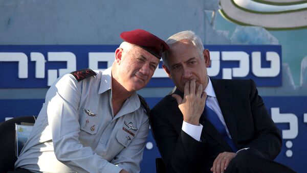 Le Premier ministre israélien Benjamin Netanyahu, à droite, s'entretient avec le chef d'état-major israélien, le lieutenant général Benny Gantz, lors d'une cérémonie de remise de diplômes à des officiers de la marine dans la ville portuaire de Haïfa, au nord d'Israël, le mercredi 11 septembre 2013.  Netanyahu a salué l'initiative russe pour que la Syrie renonce à ses armes chimiques, mais a déclaré que ses bailleurs de fonds doivent vérifier que Damas s'engage effectivement et se désarme de toutes les armes chimiques (AP Photo/Dan Balilty).enny Gantz - Sputnik Afrique