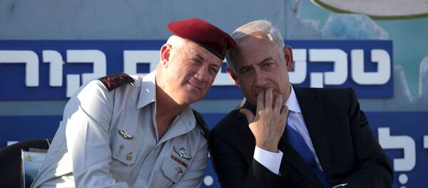 Le Premier ministre israélien Benjamin Netanyahu, à droite, s'entretient avec le chef d'état-major israélien, le lieutenant général Benny Gantz, lors d'une cérémonie de remise de diplômes à des officiers de la marine dans la ville portuaire de Haïfa, au nord d'Israël, le mercredi 11 septembre 2013.  Netanyahu a salué l'initiative russe pour que la Syrie renonce à ses armes chimiques, mais a déclaré que ses bailleurs de fonds doivent vérifier que Damas s'engage effectivement et se désarme de toutes les armes chimiques (AP Photo/Dan Balilty).enny Gantz - Sputnik Afrique