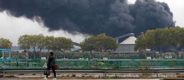 La fumée dégagée par l'incendie de l'usine Lubrizol à Rouen - Sputnik Afrique