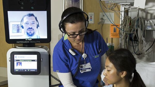 Une infirmière vérifie les éléments vitaux du patient lors d’une consultation  robotique RP-VITA - Sputnik Afrique