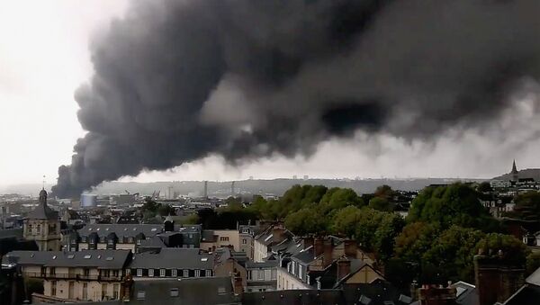 Smoke billows from a large fire that broke out at a factory of Lubrizol in Rouen, France, September 26, 2019. in this picture obtained from social media video. DOUSSAL QUENTIN/via REUTERS THIS IMAGE HAS BEEN SUPPLIED BY A THIRD PARTY. MANDATORY CREDIT. NO RESALES. NO ARCHIVES. - Sputnik Afrique