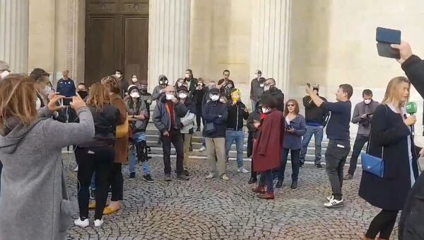 Rassemblement devant la préfecture de #Rouen. Les rouannais demandent des comptes aux pouvoirs publics après l'incendie de Lubrizol. Nombreux d'entre eux portent des masques - Sputnik Afrique