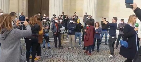 Rassemblement devant la préfecture de #Rouen. Les rouannais demandent des comptes aux pouvoirs publics après l'incendie de Lubrizol. Nombreux d'entre eux portent des masques Rassemblement devant la préfecture de #Rouen. Les rouannais demandent des comptes aux pouvoirs publics après l'incendie de Lubrizol. Nombreux d'entre eux portent des masques - Sputnik Afrique