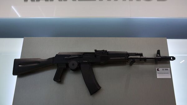 AK-74 assault rifle is sold at a newly opened store of Concern Kalashnikov at Sheremetevo Airport - Sputnik Afrique