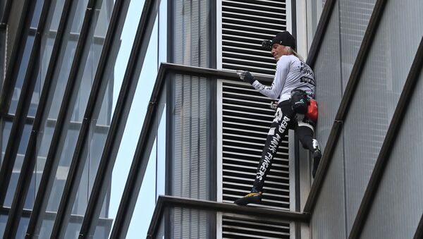 Французский скалолаз по прозвищу человек-паук Ален Робер во время покорения 230-метрового небоскреба Heron Tower в лондонском Сити - Sputnik Afrique
