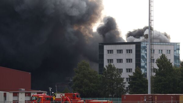 Dark smoke from a large fire that broke out at the factory of Lubrizol spreads over the town, in Rouen. 26 september 2019 - Sputnik Afrique