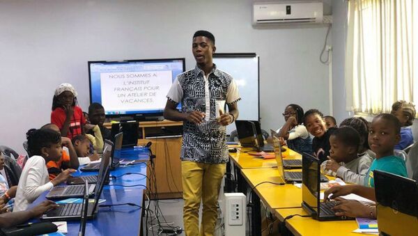 Alain Youdjeu anime une session de formation de blogging dédiée aux enfants. - Sputnik Afrique