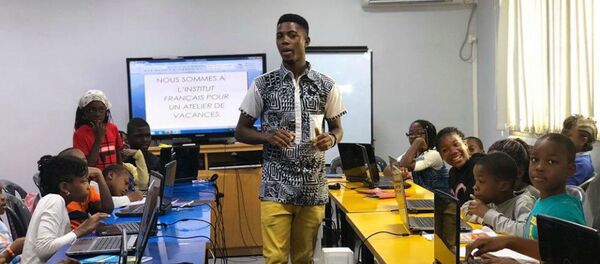 Alain Youdjeu anime une session de formation de blogging dédiée aux enfants. - Sputnik Afrique