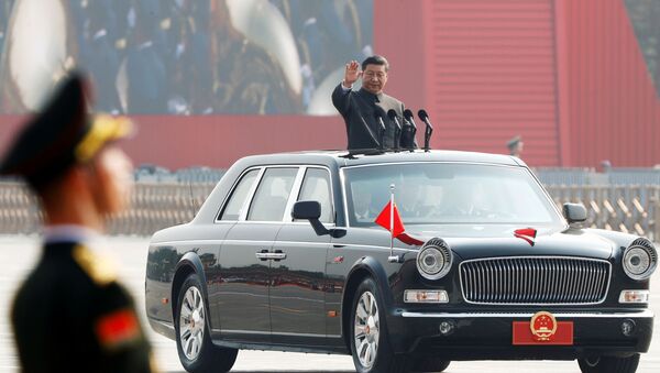 Президент Китая Си Цзиньпин на военном параде в честь 70-летия образования КНР в Пекине  - Sputnik Afrique