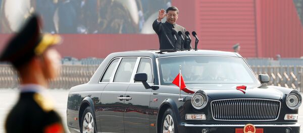 Президент Китая Си Цзиньпин на военном параде в честь 70-летия образования КНР в Пекине  - Sputnik Afrique