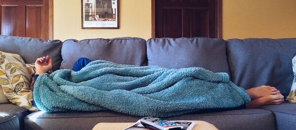 un homme sur le canapé - Sputnik Afrique