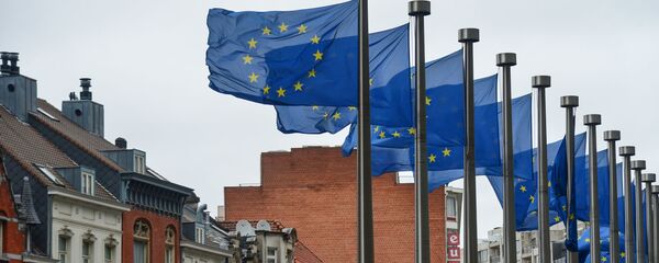 Drapeaux européens devant le siège de la Commission européenne à Bruxelles  - Sputnik Afrique