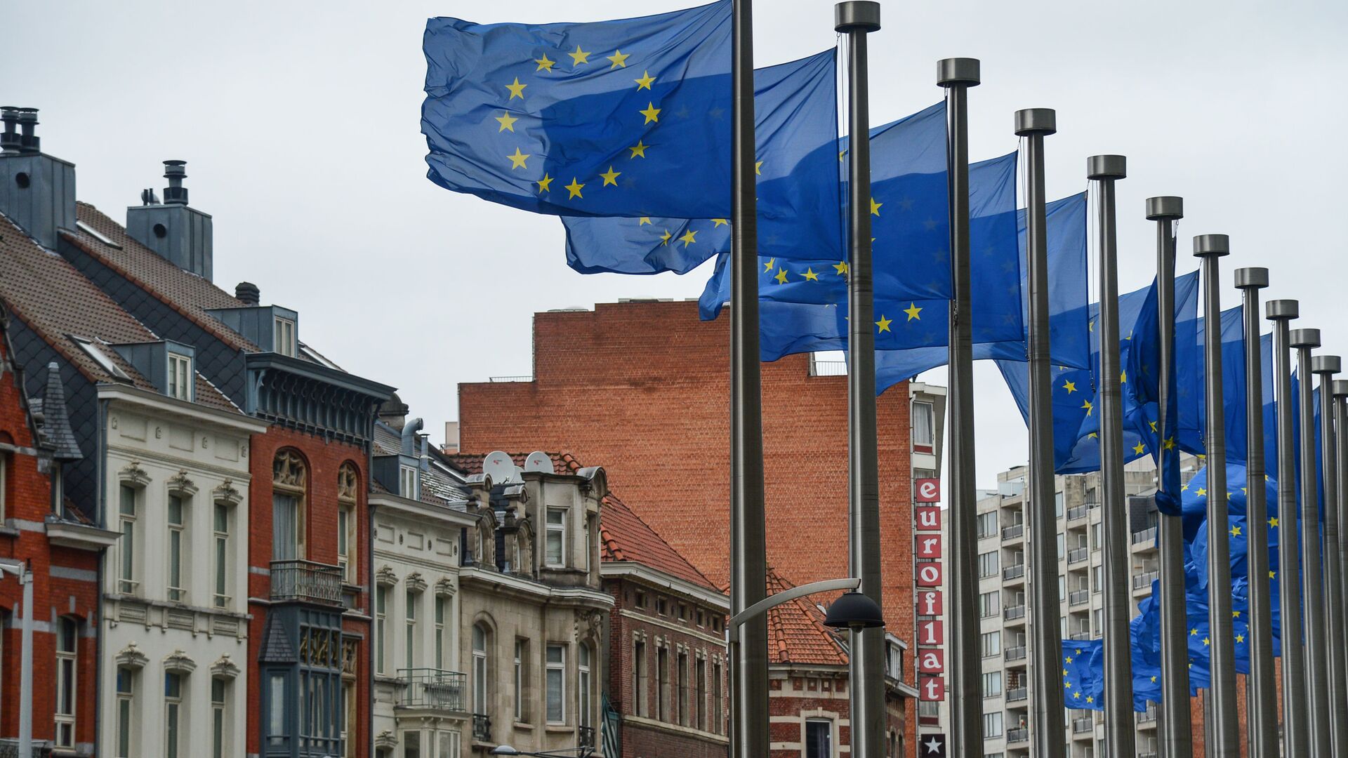 Drapeaux européens devant le siège de la Commission européenne à Bruxelles  - Sputnik Afrique, 1920, 20.08.2021