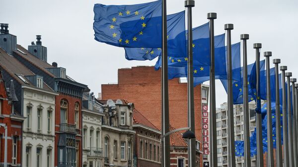 Drapeaux européens devant le siège de la Commission européenne à Bruxelles  - Sputnik Afrique