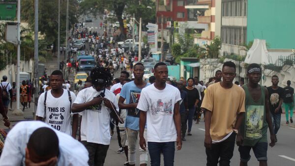 De jeunes Ivoiriens marchant dans une rue du Plateau, le quartier des affaires d’Abidjan - Sputnik Afrique