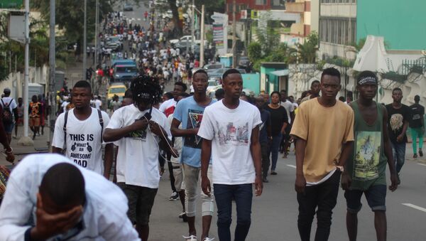 De jeunes Ivoiriens marchant dans une rue du Plateau, le quartier des affaires d’Abidjan - Sputnik Afrique
