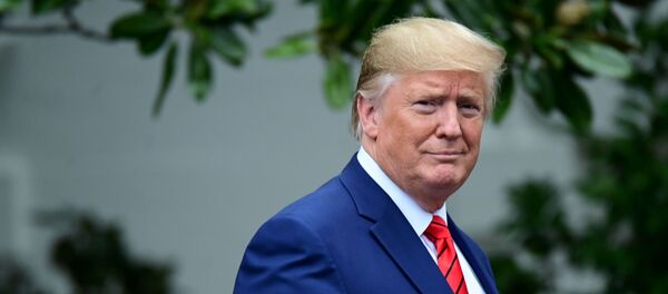 US President Donald Trump arrives for a photo opportunity with sheriffs from across the country on the South Lawn of the White House - Sputnik Afrique