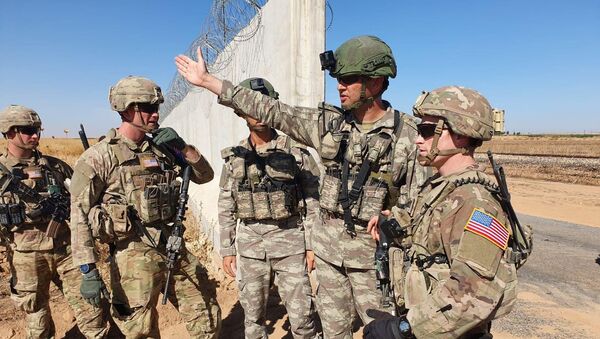 Des soldats turcs et américains se rencontrent à la frontière turco-syrienne pour une patrouille conjointe américano-turque, près de la ville turque d'Akcakale - Sputnik Afrique
