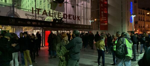 Des manifestants pour le climat et des Gilets jaunes réunis devant le centre commercial Italie Deux à Paris (5 octobre 2019) Des manifestants pour le climat et des Gilets jaunes réunis devant le centre commercial Italie Deux à Paris (5 octobre 2019) - Sputnik Afrique
