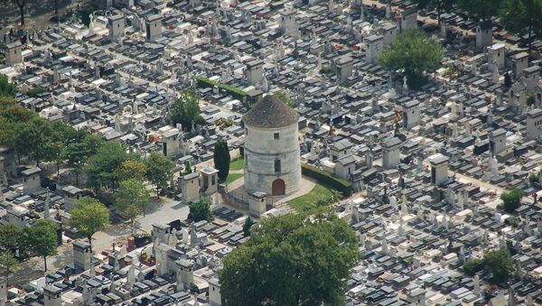 Zoom sur le cimetière du Montparnasse vu depuis le haut de la tour Montparnasse, Paris, France. - Sputnik Afrique