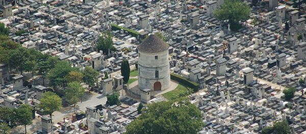 Zoom sur le cimetière du Montparnasse vu depuis le haut de la tour Montparnasse, Paris, France. - Sputnik Afrique