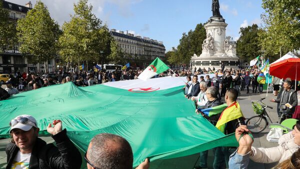 Une manifestation de la diaspora algérienne à Paris, le 6 octobre 2019 - Sputnik Afrique