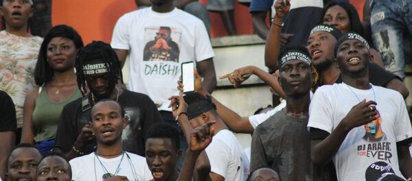 Des jeunes ivoiriens à la cérémonie d’hommage national à DJ Arafat. - Sputnik Afrique