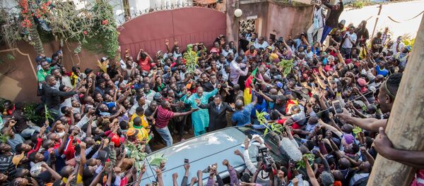 Maurice Kamto entouré par des centaines de ses partisans - Sputnik Afrique