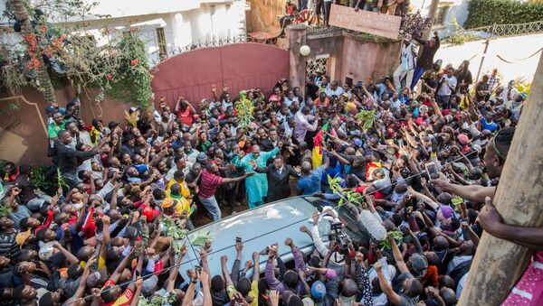 Maurice Kamto entouré par des centaines de ses partisans - Sputnik Afrique