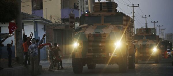Des blindés turcs traversent la ville frontalière d'Akçakale, dans le sud-est de la Turquie, quelques heures après le début de l'opération Source de paix. - Sputnik Afrique