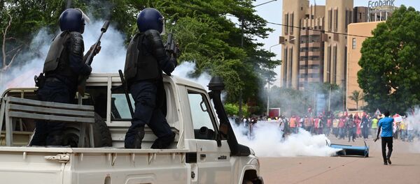 La police disperse avec des gaz lacrymogènes une marche de protestation à Ouagadougou, le 16 septembre 2019 - Sputnik Afrique