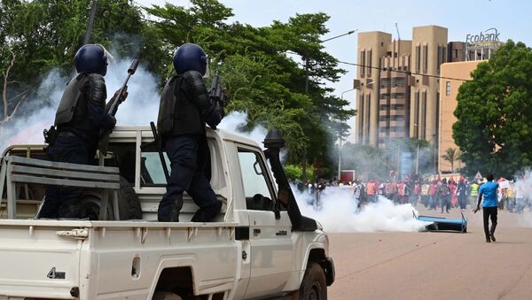 La police disperse avec des gaz lacrymogènes une marche de protestation à Ouagadougou, le 16 septembre 2019 - Sputnik Afrique