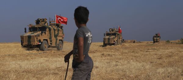 A Turkish n armored vehicles patrol as they conduct a joint ground patrol with American forces in the so-called safe zone on the Syrian side of the border with Turkey, near the town of Tal Abyad, northeastern Syria, Friday, Oct.4, 2019 - Sputnik Afrique