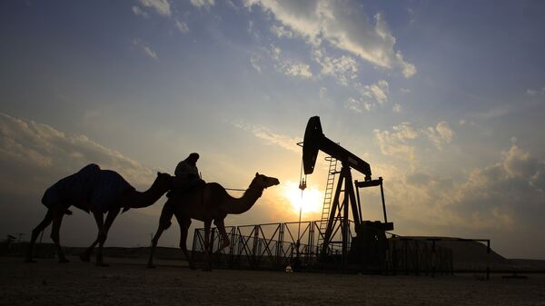 Puits de pétrole dans le désert (image d'illustration) - Sputnik Afrique