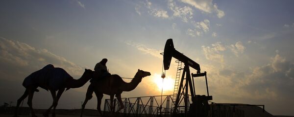 Puits de pétrole dans le désert (image d'illustration) - Sputnik Afrique