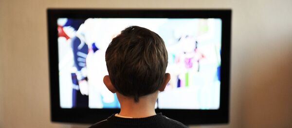 un garçon devant la télé - Sputnik Afrique