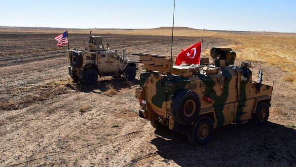 Des véhicules militaires turcs et américains à la frontière syro-turque lors d'une patrouille conjointe   - Sputnik Afrique