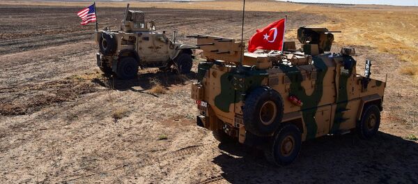 Des véhicules militaires turcs et américains à la frontière syro-turque lors d'une patrouille conjointe   - Sputnik Afrique