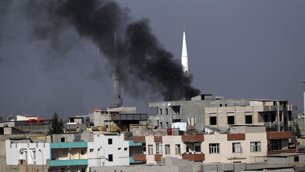  Smoke from a fire caused by an incoming mortar fired from the Syrian side, billows behind a mosque's minarets in Akcakale, Sanliurfa province, southeastern Turkey, smoke billows from targets inside Syria during bombardment by Turkish forces Thursday, Oct. 10, 2019 - Sputnik Afrique