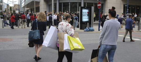 People stand outside as police evacuate the Arndale shopping centre, in Manchester, England Tuesday May 23, 2017 - Sputnik Afrique
