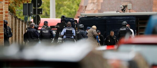 Ermittler und Spezialeinheiten der Polizie am Ort der tödlichen Schießerei vor der Synagoge in Halle am 9. Oktober 2019 - Sputnik Afrique