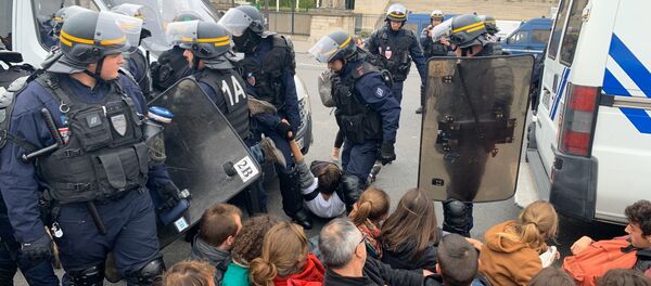 Les militants d’Extinction Rebellion bloquent la circulation devant l’Assemblée Nationale, CRS sur place 12 octobre 2019 - Sputnik Afrique