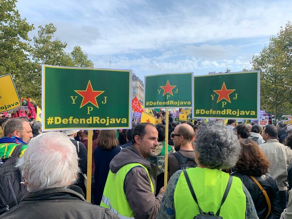 Des milliers de Kurdes manifestent à Paris contre l’offensive Source de paix - images - Sputnik Afrique