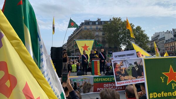  Jean-Luc Mélenchon participe à la manifestation des kurdes à la place de la République, 12 octobre - Sputnik Afrique