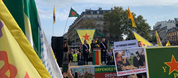  Jean-Luc Mélenchon participe à la manifestation des kurdes à la place de la République, 12 octobre - Sputnik Afrique