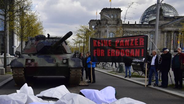 Manifestation contre les livraisons d'armes allemandes à la Turquie devant le Bundestag, avril 2017 (image d'archive) - Sputnik Afrique
