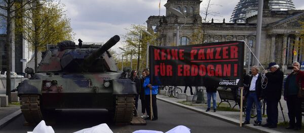 Manifestation contre les livraisons d'armes allemandes à la Turquie devant le Bundestag, avril 2017 (image d'archive) - Sputnik Afrique