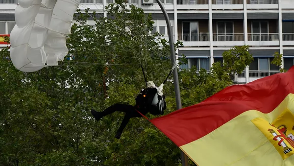 un parachutiste à Madrid  - Sputnik Afrique